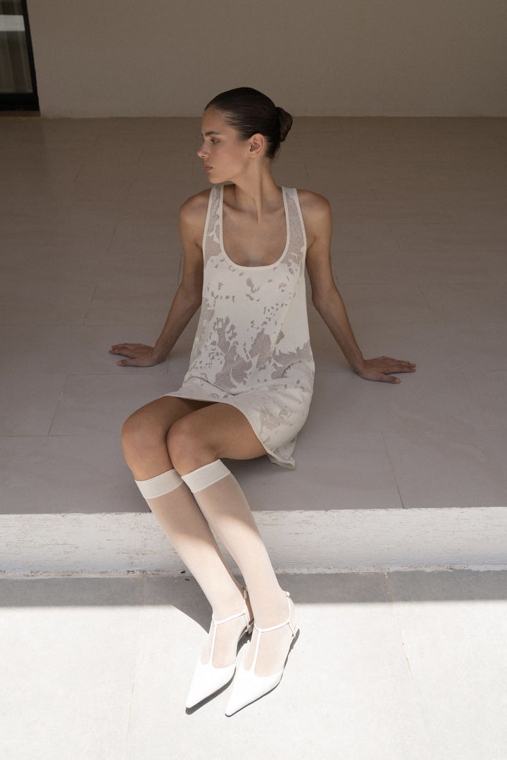 Necked lace dress in white