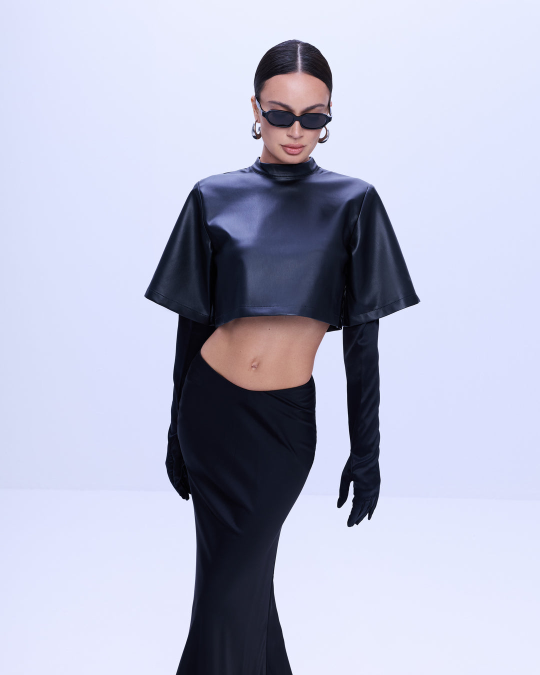 Noir cropped T-shirt in black shiny leather
