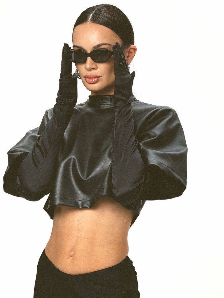 Noir cropped T-shirt in black shiny leather